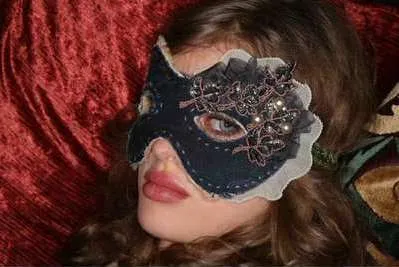 Как да си направите маска с ръце на Carnival (бродерия) Как да си направите маска с ръцете си в карнавал