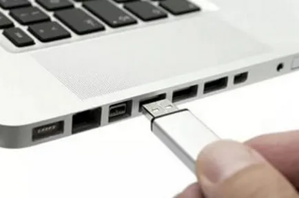 Къде да поставите USB флаш памет в компютъра