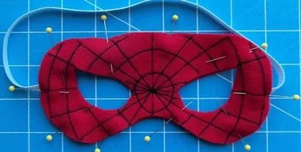 Spider Man прикрие собствените си ръце от тишу