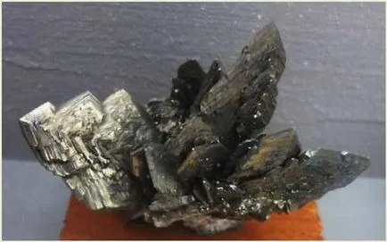 Marcasite камък и неговите свойства, които се интересуват от знака на зодиака, а стойността на цвят (подходящи) Marcasite камък и неговите свойства, които се интересуват от знака на зодиака, а стойността на цвят