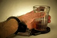 Може ли да спре да пие алкохолно