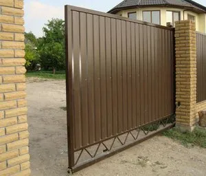 Плъзгащи се врати, изработени от профилирана ламарина от велпапе как да се направи изчисление, чертежи и видео монтаж с ръцете си (порта) Плъзгащи се врати, изработени от профилирана ламарина от велпапе как да се направи изчисление, рисунки и видео изграждат със собствените си ръце