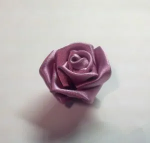 Rose на сатенени панделки в областта на технологиите kanzashi (снимки и видео)