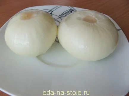 Салата с пиле, ананас, гъби, храна на масата