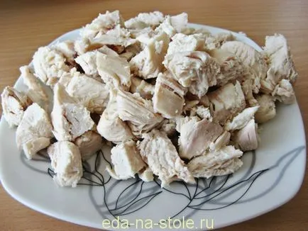 Салата с пиле, ананас, гъби, храна на масата