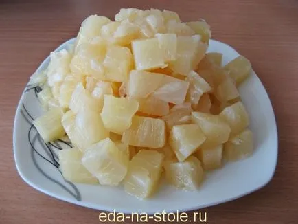 Салата с пиле, ананас, гъби, храна на масата