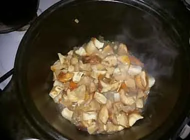 Layer пилешка салата с ананас и гъби