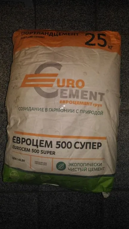 Стеле, паметника от бетон със стойка с ръцете си
