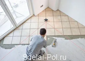 Полагане плочки с техните ръце водач и видео