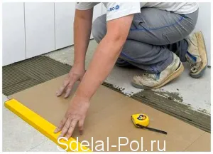 Полагане плочки с техните ръце водач и видео
