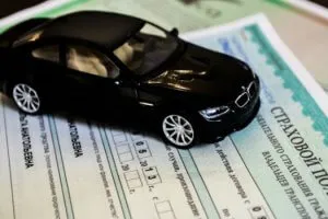 В чиито застраховки се прилагат, когато извършител злополука или си