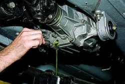Смяната на маслото на razdatke Chevrolet Niva