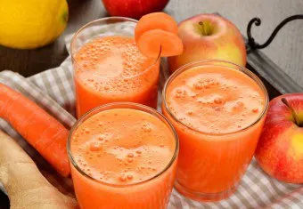Готвене вкусни ябълков сок за зимата у дома с или без sokovarkoy