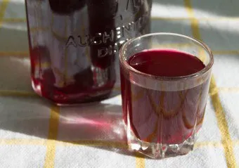 Готвене вкусни ябълков сок за зимата у дома с или без sokovarkoy