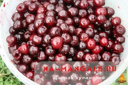 Как лесно да почистите черешите от костите, за да премахнете устройството и съвети