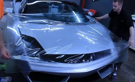 Както машина поставен защитен филм от чакъла; фото и видео