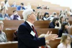 Как да се организира конференцията и да привлече 100 кандидати за един ден