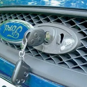 Как да отворя капака на Ford Focus 2
