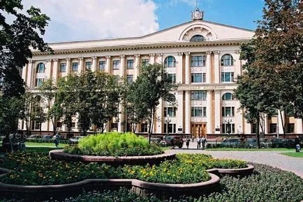 Как да влезете в Дипломатическата академия
