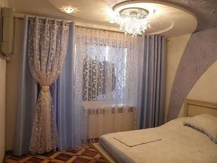 Както тюл виси на ръба, на куки върху пръстена