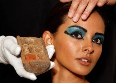 Как да създадете египетски makeup- цвят на кожата, очите, веждите и устните (египетски грим снимка стрелки видео очите устните вежди тонален база) Как да създадете египетски makeup- цвят на кожата, очите, веждите и устните