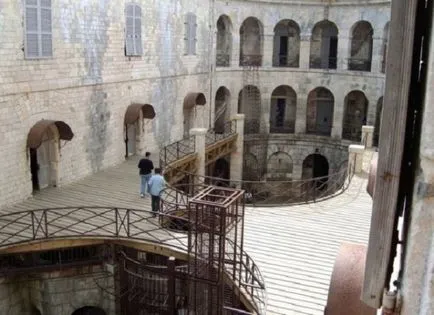 Как да се изгради крепост Boyard