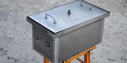 Smokehouse горещо пушена свои ръце