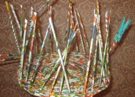 Кошница с техните ръце пералня като тъкат на върба с цветя