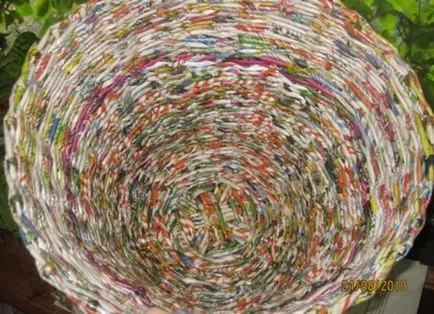 Кошница с техните ръце пералня като тъкат на върба с цветя