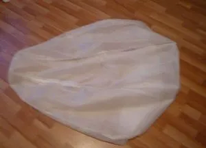 Стол с ръцете си