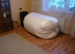 Стол с ръцете си