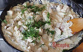 Пиле с гъби, задушени в сметана - стъпка по стъпка рецепта снимка