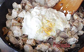 Пиле с гъби, задушени в сметана - стъпка по стъпка рецепти снимки