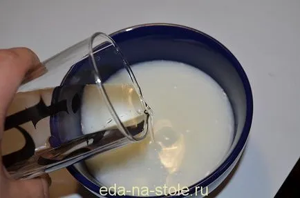 Пиле с гъби в заквасена сметана, храна на масата