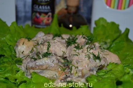 Пиле с гъби в заквасена сметана, храна на масата