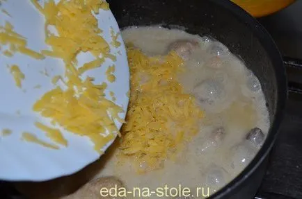 Пиле с гъби в заквасена сметана, храна на масата