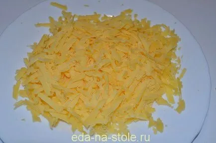 Пиле с гъби в заквасена сметана, храна на масата