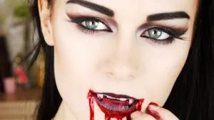 Vampire грим за Хелоуин като вампир да правя с ръцете си на снимка и видео