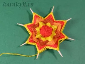 Mandala на резбата с ръцете си, драсканица