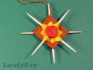 Mandala на резбата с ръцете си, драсканица