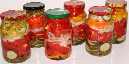 Кисели краставички с домати готвене вкусна асортимент от зеленчуци в кутии (домати) Кисели краставички с домати за готвене вкусна асортимент от зеленчуци в буркани