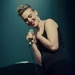 Матей Koma - целува гърба превод