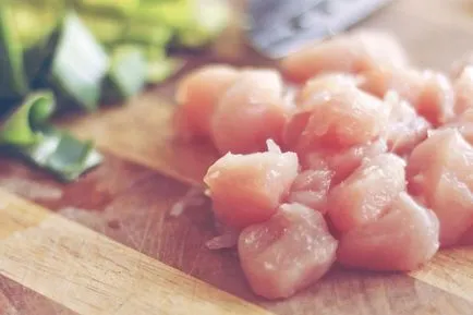 Възможно ли е да котки и котки със сурово месо и други сурови храни