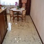 Самонивелиращ етаж в кухнята, неговите предимства и недостатъци