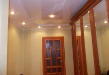 Опънати тавани в дизайна на коридор снимка дълги, лъскави дуплекс, в малко по-тесен