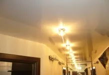 Опънати тавани в дизайна на коридор снимка дълги, лъскави дуплекс, в малко по-тесен
