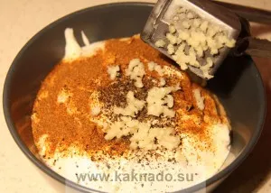 Рецепта пиле без сол, печена в кремаво чеснов сос, как да се