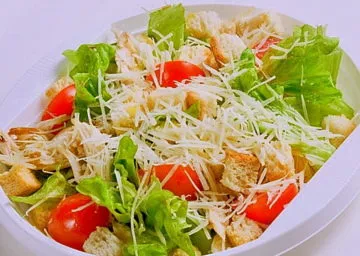 Салата - Цезар - с чери домати - класически на бюрото ви