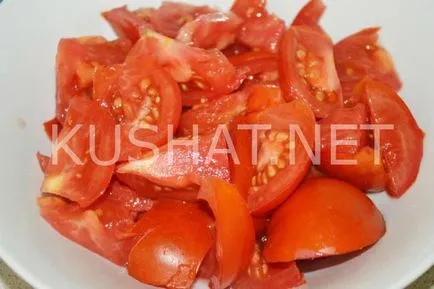 Салата с крутони, домати и сирене