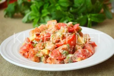 Салата с крутони, домати и сирене